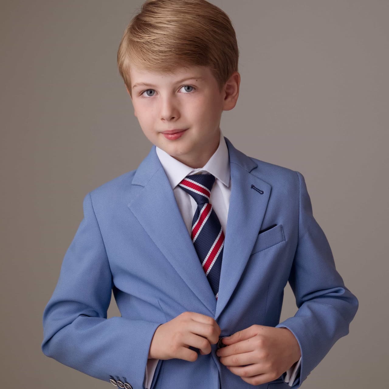 Niño con traje azul de comunión